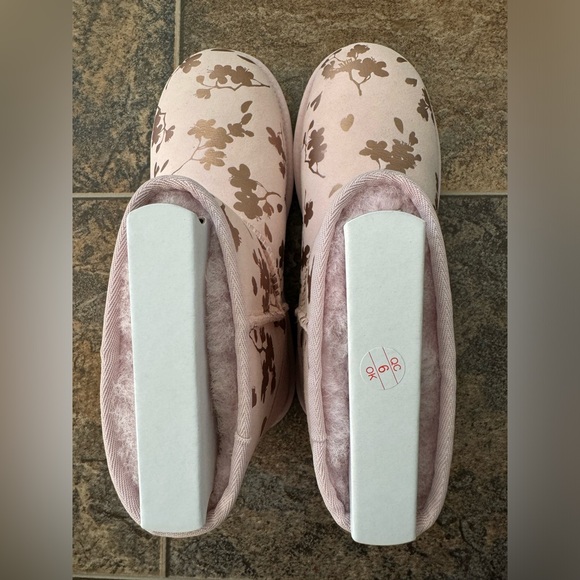 NEW!! UGG Classic Mini Floral Foil Slip On Boots- Pink/Rose Gold, Women’s Size 9 - Picture 6 of 10